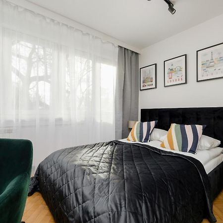 Modern Black & Wooden Apartment Warsaw Near The Airport By Noclegi Renters Bagian luar foto