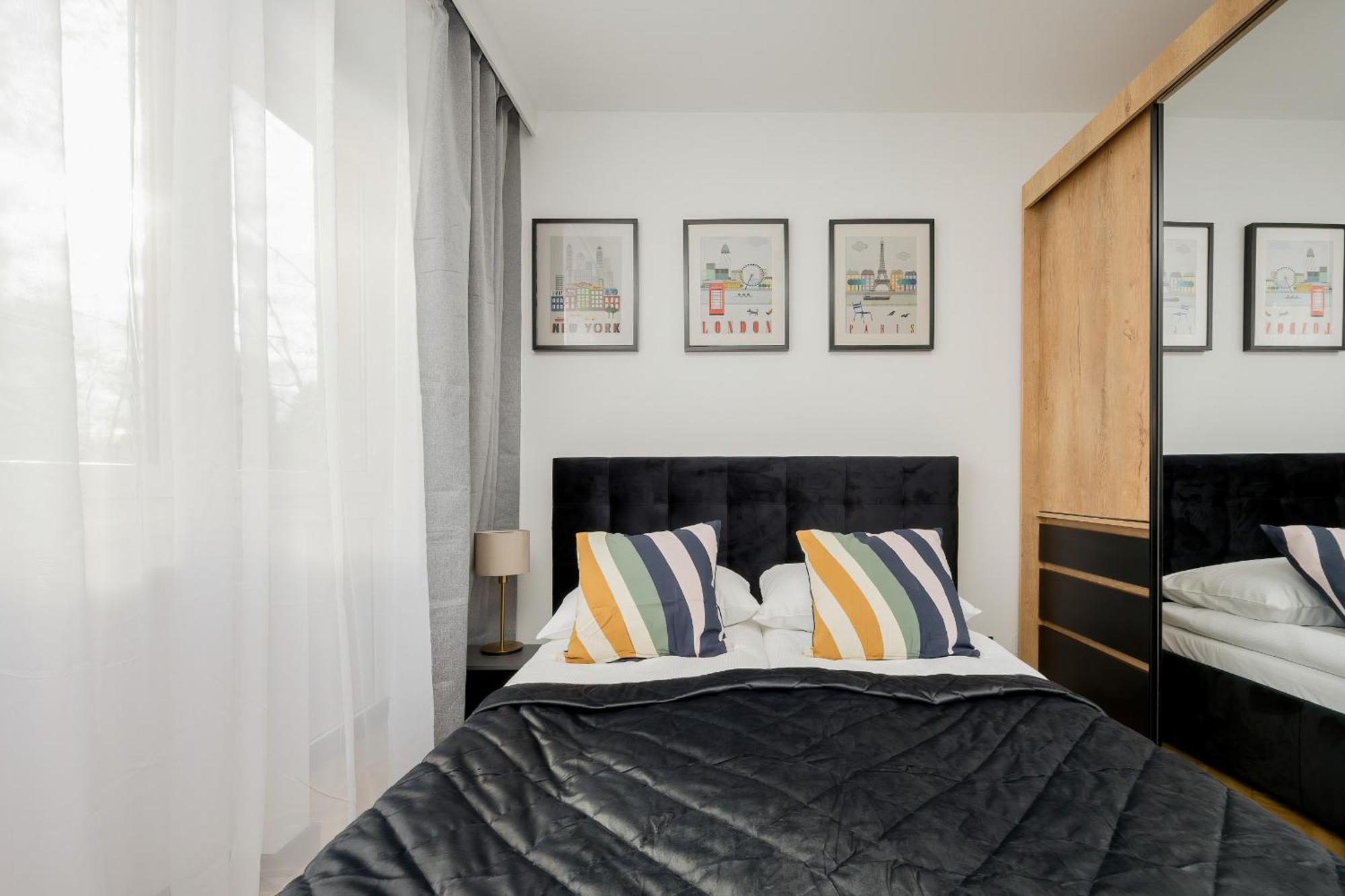 Modern Black & Wooden Apartment Warsaw Near The Airport By Noclegi Renters Bagian luar foto