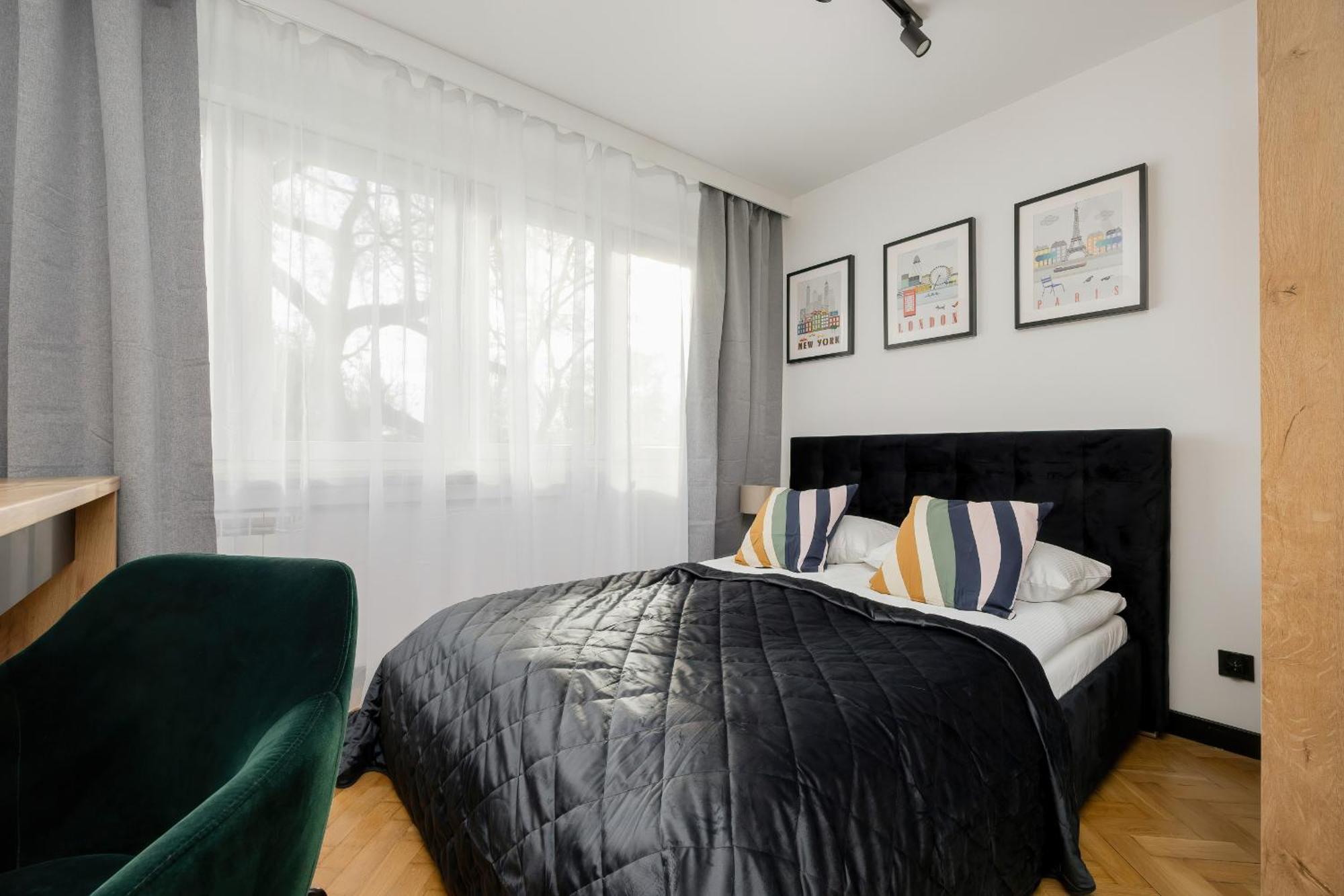 Modern Black & Wooden Apartment Warsaw Near The Airport By Noclegi Renters Bagian luar foto