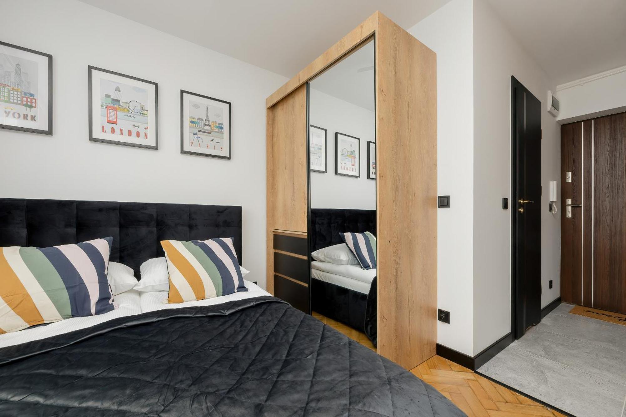 Modern Black & Wooden Apartment Warsaw Near The Airport By Noclegi Renters Bagian luar foto